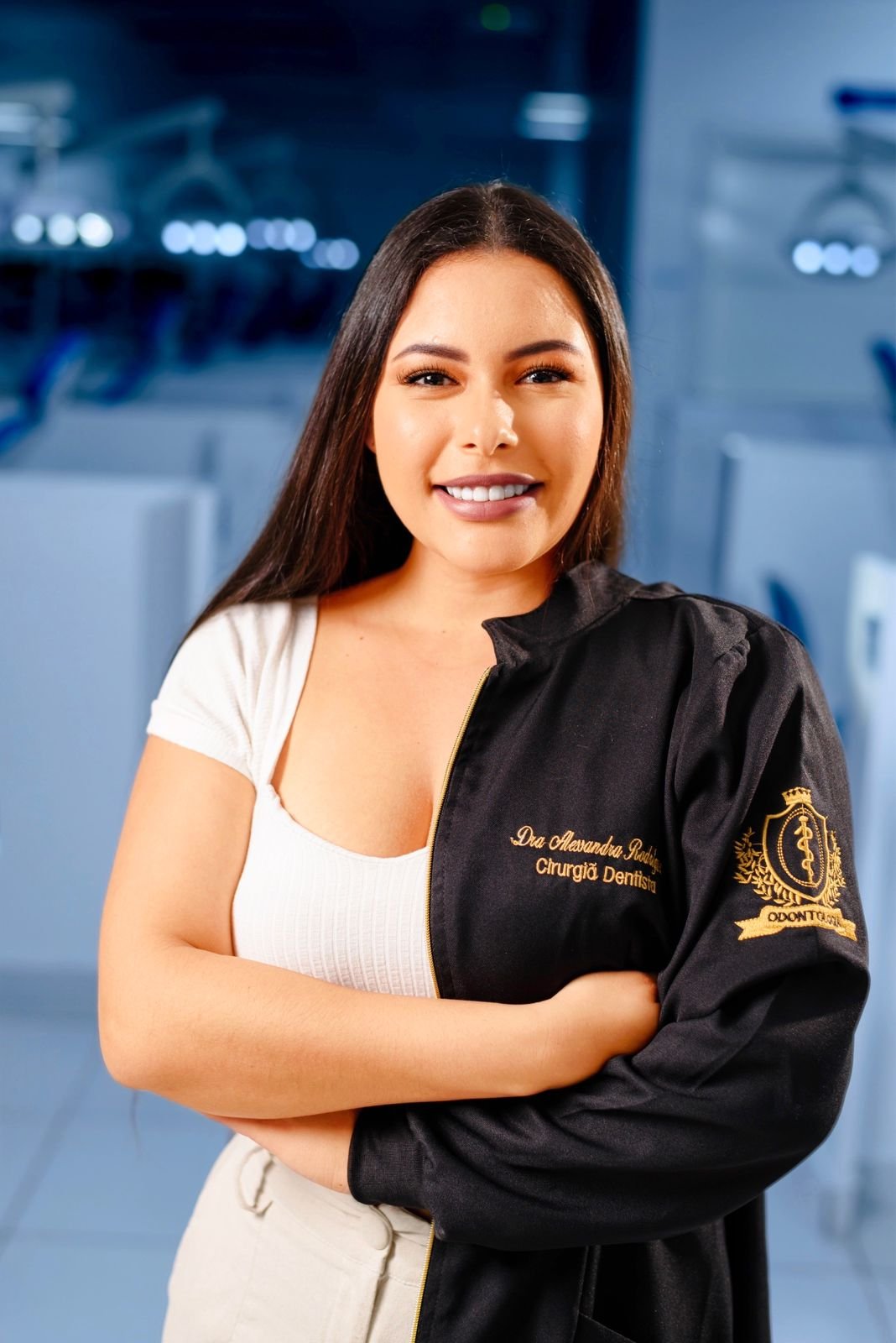 Dra. Alessandra Pereira, cirurgiã-dentista, em consultório